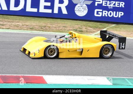 Scarperia, Mugello - 28. August 2020: Historischer gelber Prototyp Ferrari 333SP während der Ferrari Racing Days in italien auf der Rennstrecke von Mugello in Aktion. Stockfoto