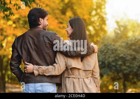 Paar umarmen und spazieren durch den Herbstpark Stockfoto