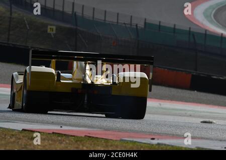 Scarperia, Mugello - 28. August 2020: Historischer gelber Prototyp Ferrari 333SP während der Ferrari Racing Days in italien auf der Rennstrecke von Mugello in Aktion. Stockfoto