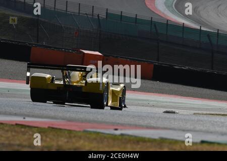 Scarperia, Mugello - 28. August 2020: Historischer gelber Prototyp Ferrari 333SP während der Ferrari Racing Days in italien auf der Rennstrecke von Mugello in Aktion. Stockfoto