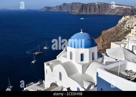Santorini und seine weißen Häuser mit blauen Dächern Stockfoto
