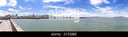Blick auf die Stadt San Francisco von einem Pier, San Francisco, Kalifornien, Vereinigte Staaten von Amerika, Nordamerika Stockfoto