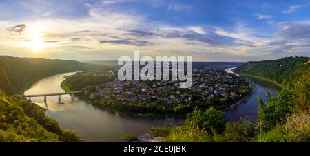 Panorama der Stadt Salishtschyky und des Flusses Dniester, ukrainische Schlucht Stockfoto