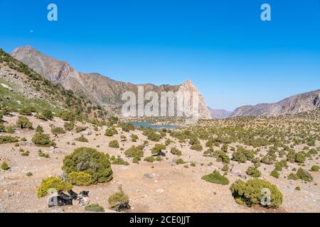 Die schöne Bergwanderstraße mit klarem blauen Himmel und felsigen Hügeln in den Fann Bergen in Tadschikistan