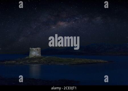 Antiker Turm an der Küste sardiniens bei Nacht Stockfoto