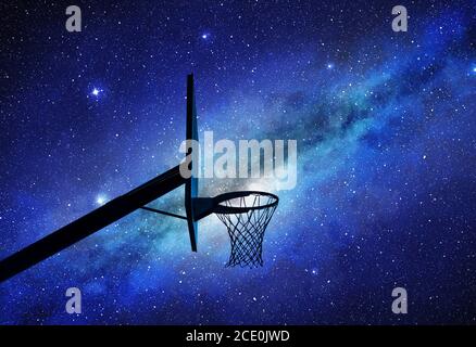 Basketball-Reifen Silhouette in der Nacht mit Milchstraße im Hintergrund Stockfoto