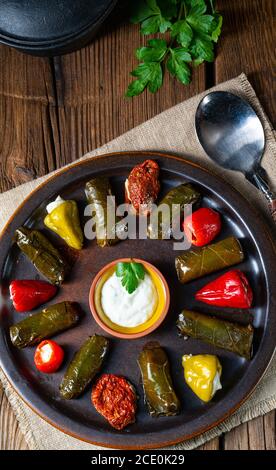 Yaprak Sarması - rustikale Weinblätter mit Reis gefüllt Stockfoto