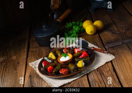 Yaprak Sarması - rustikale Weinblätter mit Reis gefüllt Stockfoto