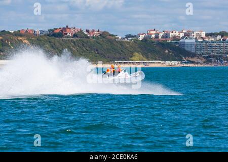 Bournemouth, Dorset, Großbritannien. August 2020. 2020 Poole Bay 100 Offshore Powerboat Race. Da so viele Veranstaltungen wegen Covid-19 abgesagt wurden, kehrt die Spannung nach Bournemouth zurück, um den Nervenkitzel des Motorbootrennens um Poole Bay für die Runde 1 UKOPRA World Championships zu sehen - 2. Tag. Quelle: Carolyn Jenkins/Alamy Live News Stockfoto