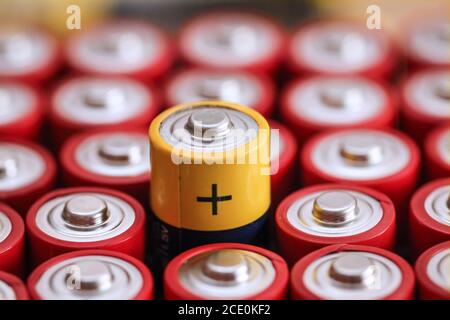 Viele Batterien in einem Haufen Stockfoto