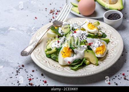 Gesunder Salat aus grünem Gemüse und Eiern. Stockfoto