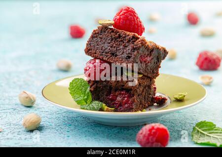 Traditionelle Brownies mit Himbeeren. Stockfoto