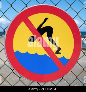 Verbotsschild an der baufälligen Seebrücke bei Niechorze an der polnischen Ostseeküste Stockfoto