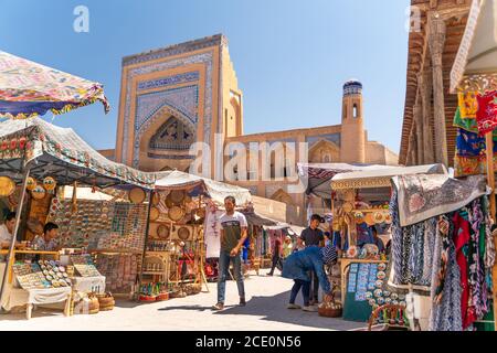 Chiwa/Usbekistan:08.20.2019-der Blick auf die berühmte Basarstraße in Chiwa Stockfoto