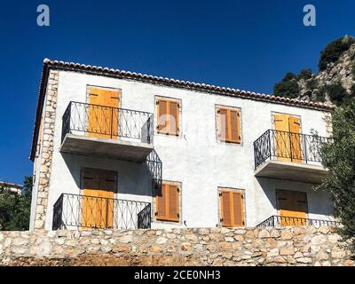 Gelbe Holztür im Dorf Vuno, im Süden Albaniens Stockfoto