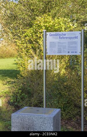 Der geodätische Referenzpunkt am Zusammenfluss des Weißen Und Red Main Stockfoto