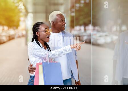 Überrascht afroamerikanischen Paar sah Verkauf in Schaufenster Stockfoto