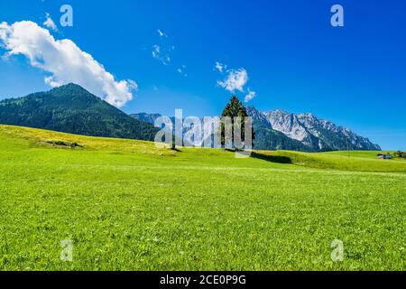 Landschaftsansicht am Walchsee bei Koessen am Wilden und Zahmer Kaiser in Tirol, Österreich. Stockfoto