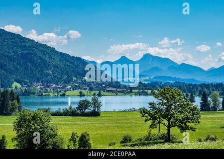 Walchsee bei Koessen am Wilden und Zahmer Kaiser in Tirol, Österreich. Stockfoto