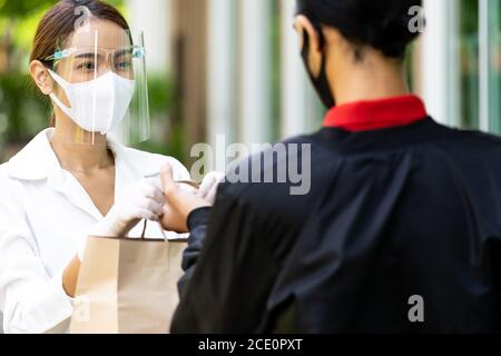 Der Lieferer holt den Auftrag ab Stockfoto