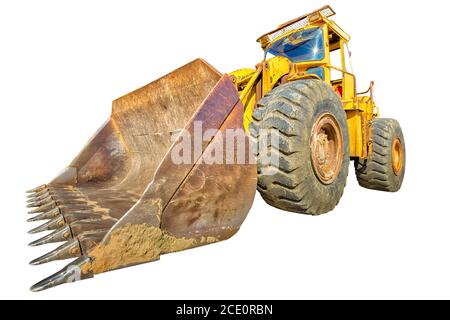 Weitwinkel- und perspektivische Ansicht von schwerem und kräftigem Gelb Bulldozer Bagger auf Rädern für Bauarbeiten isoliert auf weiß Hintergrund mit Kopie Stockfoto