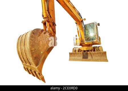 Perspektivische Ansicht des aktiven langen Arm des gelben Baggers in einer Mine mit Sand, für Bauarbeiten, isoliert auf weißem Hintergrund mit Kopierraum. Arbeiten in Stockfoto