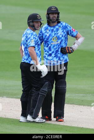 Hove, Großbritannien. August 2020. Sussex's Luke Wright und David Wiese beim Vitality Blast T20 Match zwischen Sussex Sharks und Hampshire im 1st Central County Ground, Hove Credit: James Boardman/Alamy Live News Stockfoto