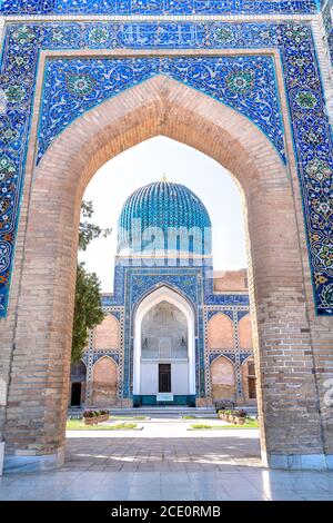 Das Haupteingangstor des alten usbekischen Grabes - Amir Temur maqbarasi, Go‘ri Amir in Usbekistan. Stockfoto
