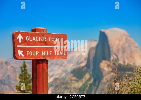 AMERIKANISCHER SONNENUNTERGANG: Hölzerner Straßenschild des Glacier Point Trails im Yosemite National Park, California, USA. Der Blick vom Glacier Point: Half Dome Stockfoto