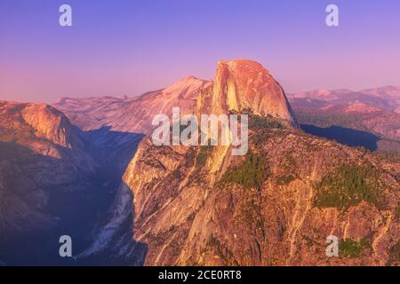 Nahaufnahme des Half Dome bei Sonnenuntergang vom Glacier Point Aussichtspunkt im Yosemite National Park, California, USA. Blick vom Glacier Point: Halb Stockfoto