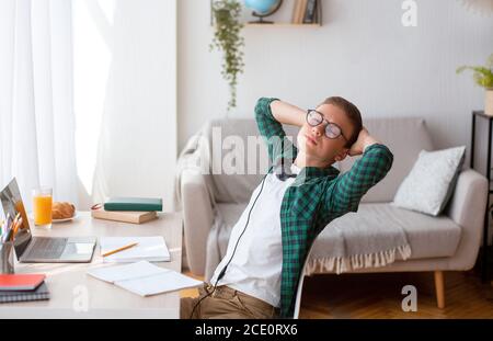 Erschöpft Schuler schlafen während der Vorbereitung auf Prüfungen Stockfoto