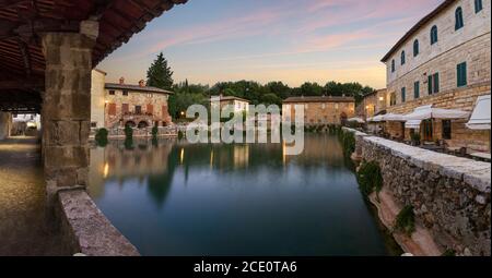 Thermalbad Stadt Bagno Vignoni, Italien bei Sonnenaufgang Stockfoto