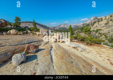 Panorama von Olmsted Point, an der Tioga Pass Road im Yosemite National Park, California, USA. Top Blick auf die Wolken ruhen sehen, Half Dome Stockfoto