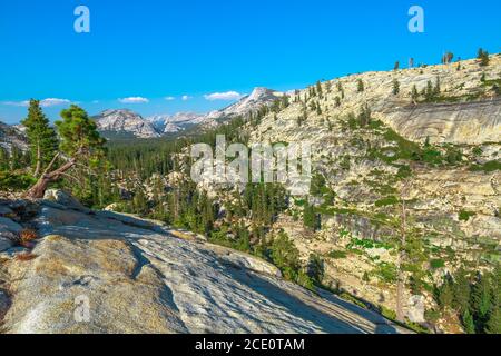 Panorama von Olmsted Point, an der Tioga Pass Road im Yosemite National Park, California, USA. Top Blick auf die Wolken ruhen sehen, Half Dome Stockfoto