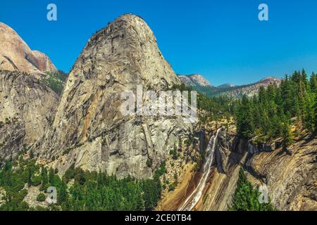 Blick von oben auf den Liberty Cap Rock und den Nevada Fall Wasserfall auf dem Merced River vom John Muir Trail im Yosemite National Park. Urlaub im Sommer nach Stockfoto