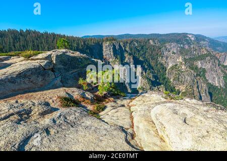 Panorama von El Capitan am Taft Point im Yosemite National Park, California, USA. Blick auf Yosemite Valley, El Capitan und Yosemite Falls. Stockfoto