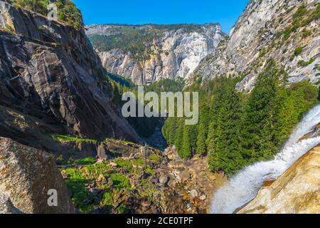 Vernal Falls Top Luftaufnahme auf Merced River Mist Trail im Yosemite National Park. Die schönen Wasserfälle mit Regenbogen von Kalifornien, USA Stockfoto