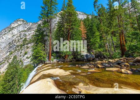 Blick von oben auf den Vernal Falls Wasserfall am Merced River vom Mist Trail im Yosemite National Park. Pauschalreisen California, USA im Sommer. Stockfoto