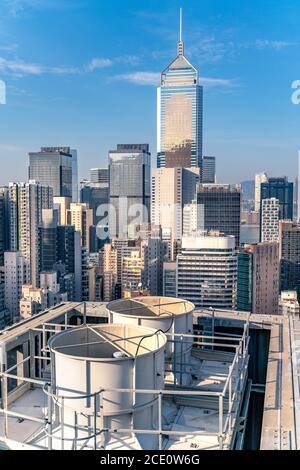 Die atemberaubende Aussicht auf Hong Kong Stadtlandschaft voller Wolkenkratzer vom Dach. Stockfoto