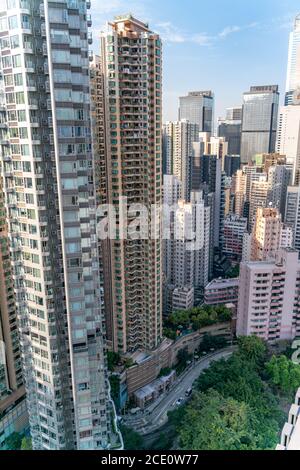 Die atemberaubende Aussicht auf Hong Kong Stadtlandschaft voller Wolkenkratzer vom Dach. Stockfoto