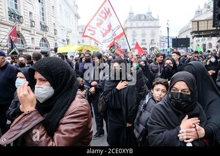 Piccadilly Circus, London, Großbritannien. August 2020. Britische Muslime feiern den Aschura-Tag und gedenken Hussain, dem Enkel des Propheten Mohammed. Kredit: Matthew Chattle/Alamy Live Nachrichten Stockfoto