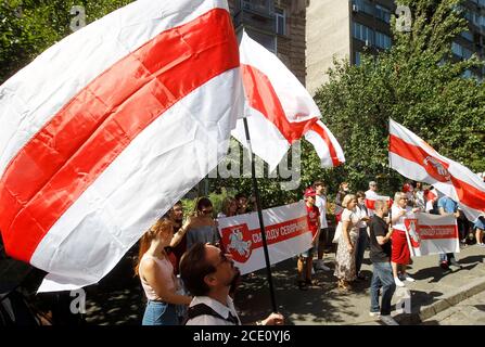 Kiew, Ukraine. August 2020. Während der Demonstration hielt der Protestierende die ehemalige weiß-rot-weiße Flagge von Belarus vor der Botschaft von Belarus.Belarussische Bürger, die in der Ukraine leben, und ukrainische Aktivisten, die Proteste in Belarus gegen das Ergebnis der Präsidentschaftswahl unterstützen, nahmen an einer Kundgebung "Dictator's birthday" anlässlich des 66 Geburtstag des Präsidenten von Belarus, Alexander Lukaschenko. Kredit: SOPA Images Limited/Alamy Live Nachrichten Stockfoto