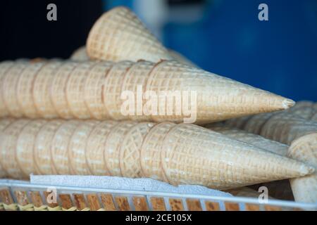 Viele leere Eiszapfen sind auf dem Stand. Kochen Eis auf der Straße Stockfoto