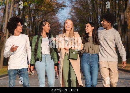 Positive Teenager Freunde verbringen Zeit im Herbst Park Stockfoto