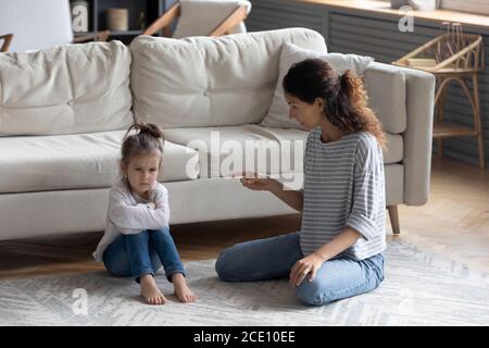 Junge Mutter schelten wenig gestresst Vorschule Kind Tochter. Stockfoto