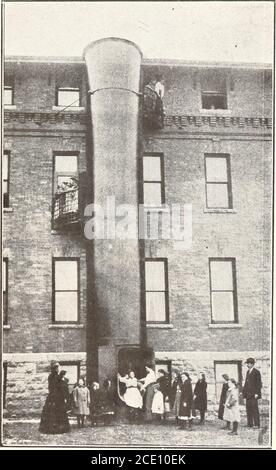 . Jahresbericht der Montana-Schulen für gehörlose, blinde und rückständige Kinder . bo o w rt &gt; n&gt; CN on 7Q CO VO &gt;^ N ^. Einer der Kirker Bender Fire Escapes Stockfoto