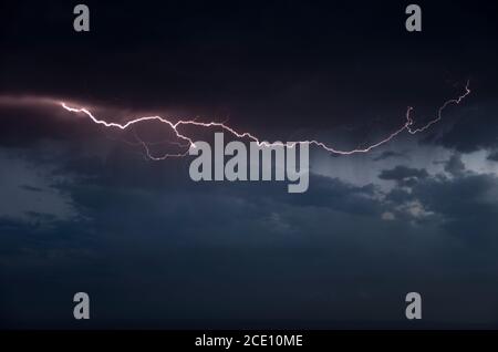 Blitz während eines „kalten Tropfens“ Sturms Stockfoto