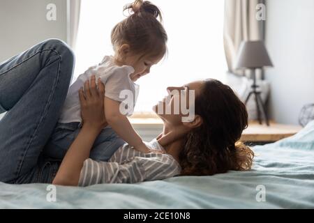 Liebevolle kleine Mädchen spielen zusammen auf dem Bett. Stockfoto