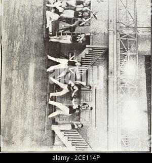 . Jahresbericht der Montana-Schulen für gehörlose, blinde und rückständige Kinder . w ?% ? «iW frilfr^. 29 Vorschriften über die Zulassung und Einbehaltung von Schülern, etc. ttt^^--  Gehörlose und Blinde die Montana Schule für Gehörlose und Blinde ist offen für Gehörlose und blinde Kinder des Staates zwischen 6 und 21 Jahren, die zu taub oder zu blind sind, um in den Schulen Bildung zu machen. Kein Kind, das idiotisch ist, oder mit einer anstößigen oder kontrogiotischen Krankheit befallen ist, oder das ein so bestätigtes Ungültiges ist, um die Vorstudie zu verhindern, wird empfangen. Die Institution ist in keiner Weise ein Asyl, Stockfoto