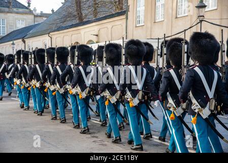 Kopenhagener Kaisergarde marschiert zum Schloss Amalienborg Stockfoto